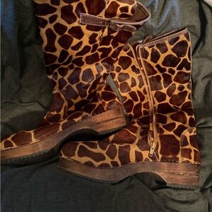 Hanna Andersson Brown Giraffe Print Heeled Boots